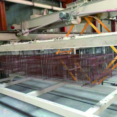 鞍架上挂好了钢筋网片