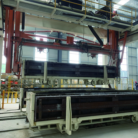 切割输送机构及翻转脱模吊具